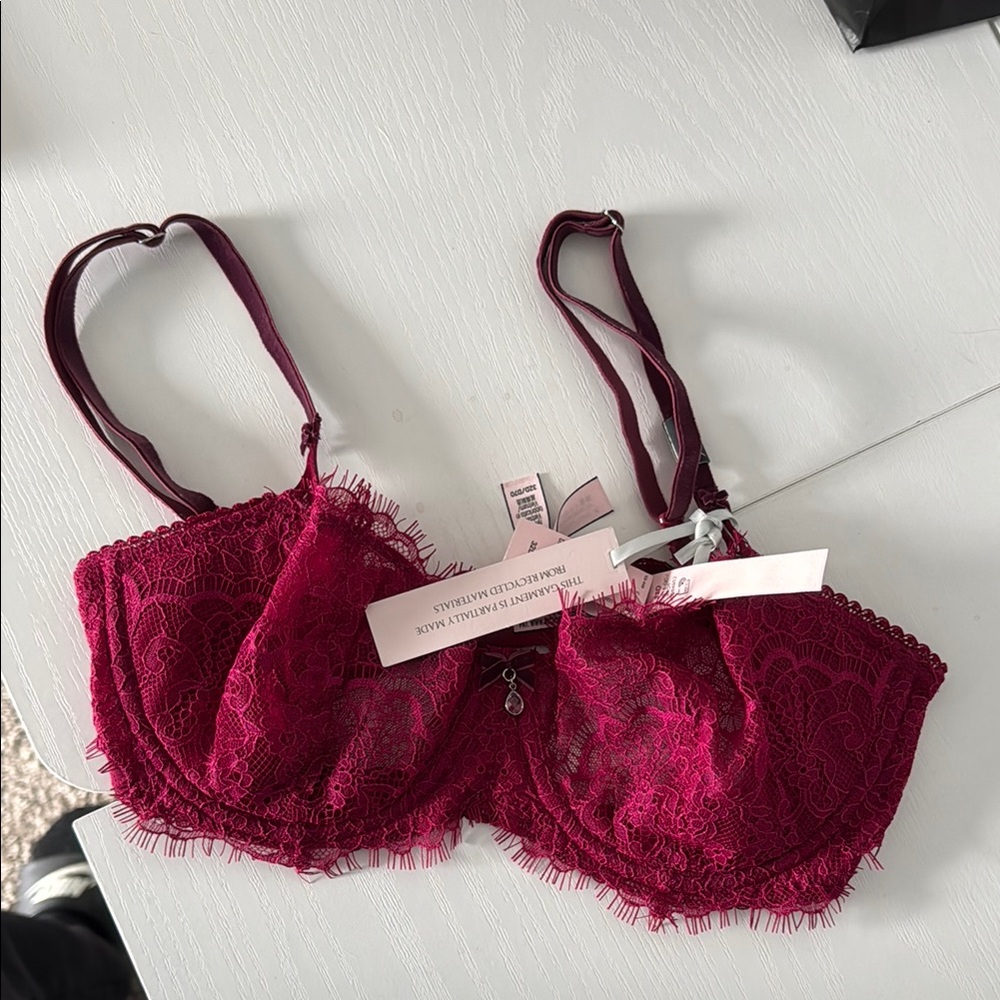 Elegant Lace Underwire Bra in Burgundy